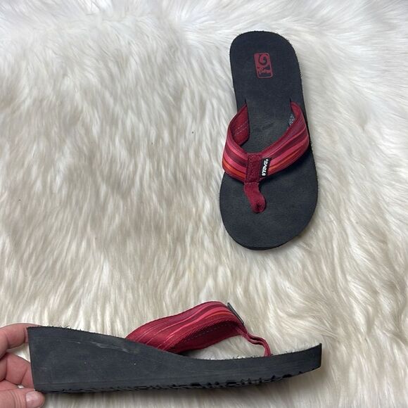 Teva Mush Red Striped Thong Wedge Sandals Sz 8 - Picture 1 of 6